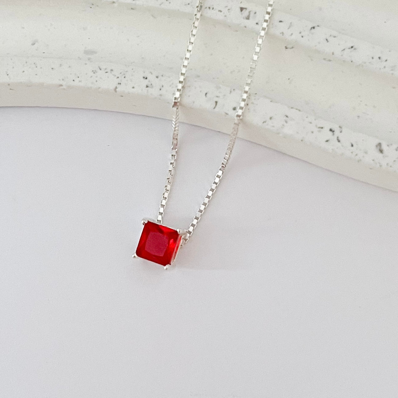 Colar de Prata Separador Quadrado Vermelho