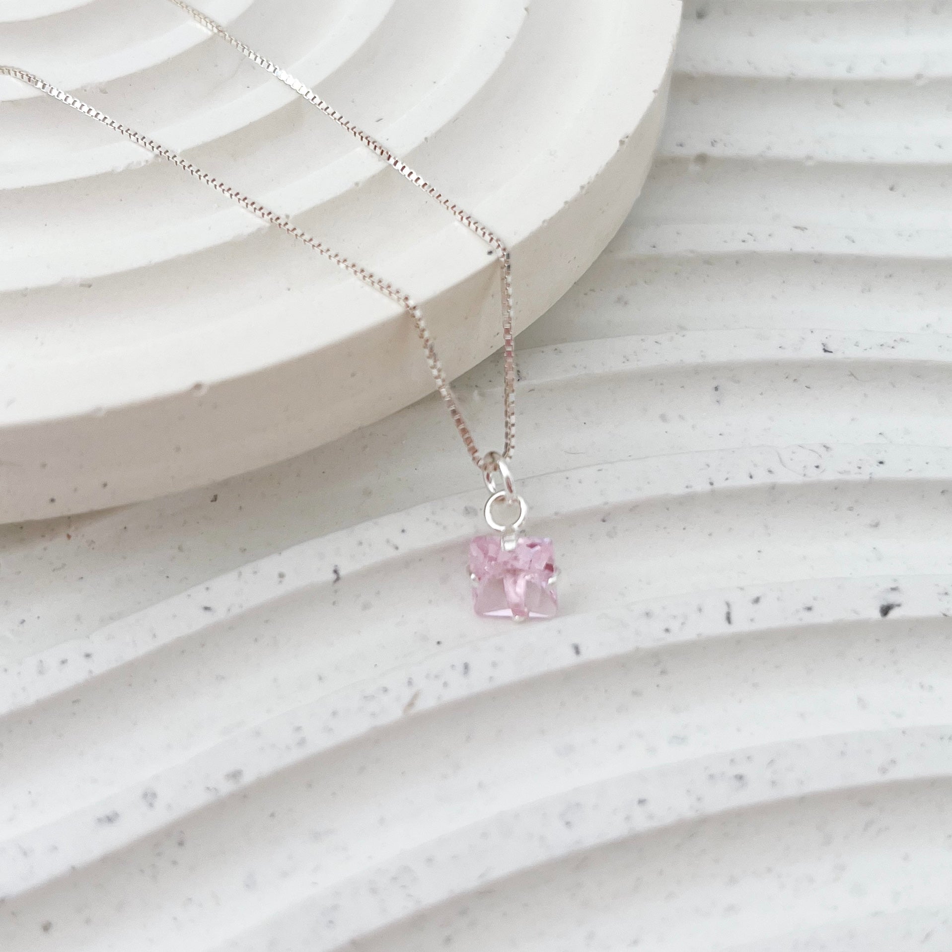 Colar de Prata Ponto de Luz Quadrado Rosa