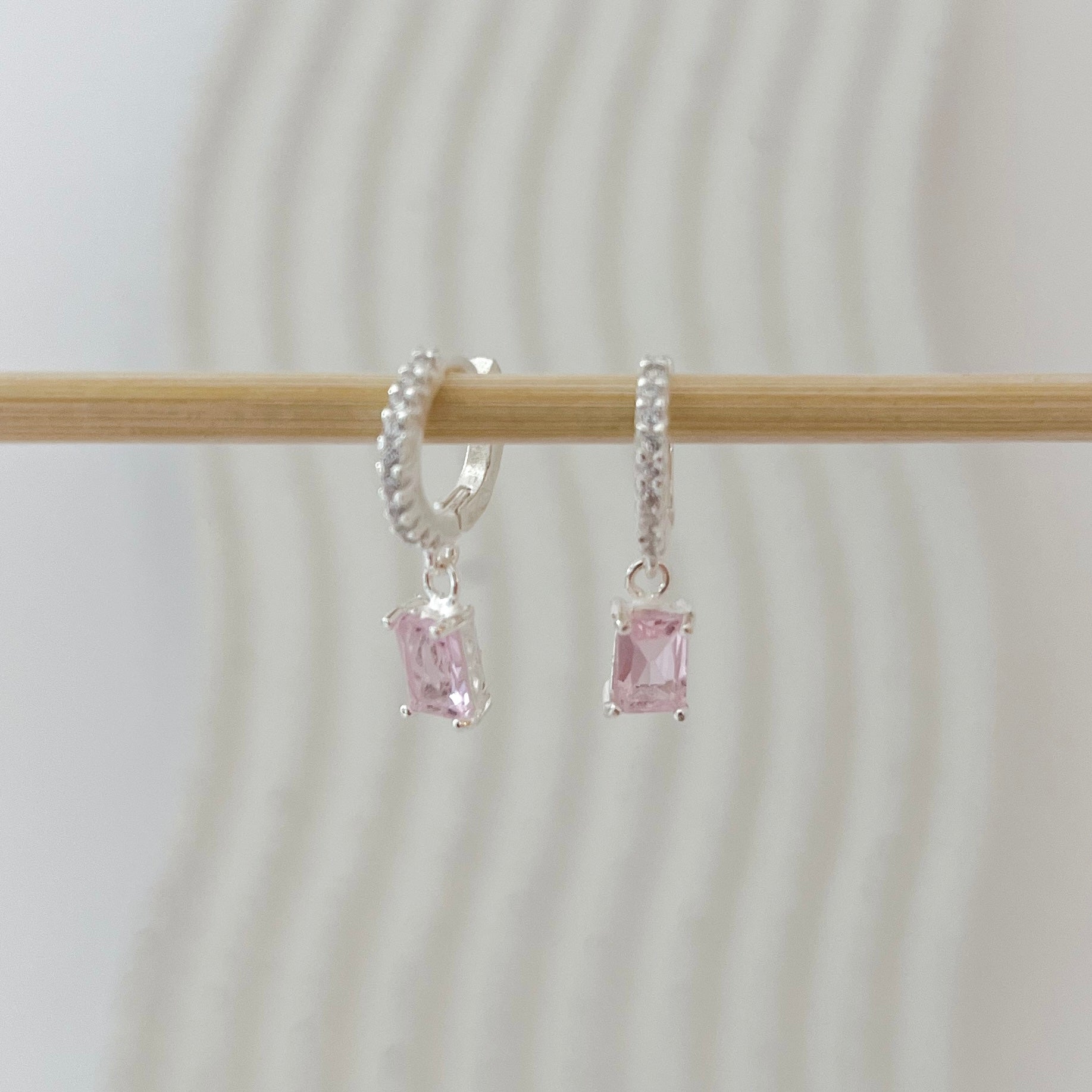 Brinco Argola de Prata Zircônia Retangular Rosa