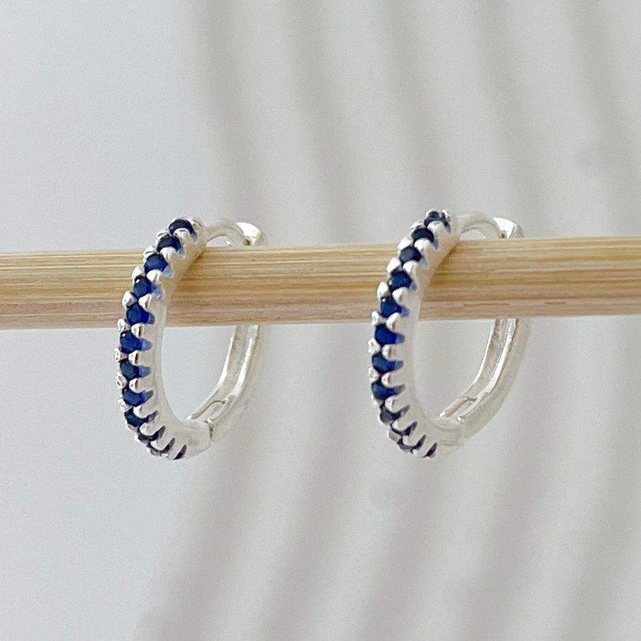 Brinco de Prata Mini Argola Cravejada Azul Marinho