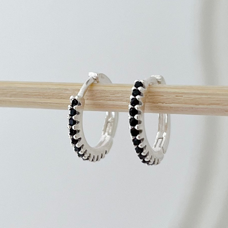 Brinco de Prata Mini Argola Cravejada Preta