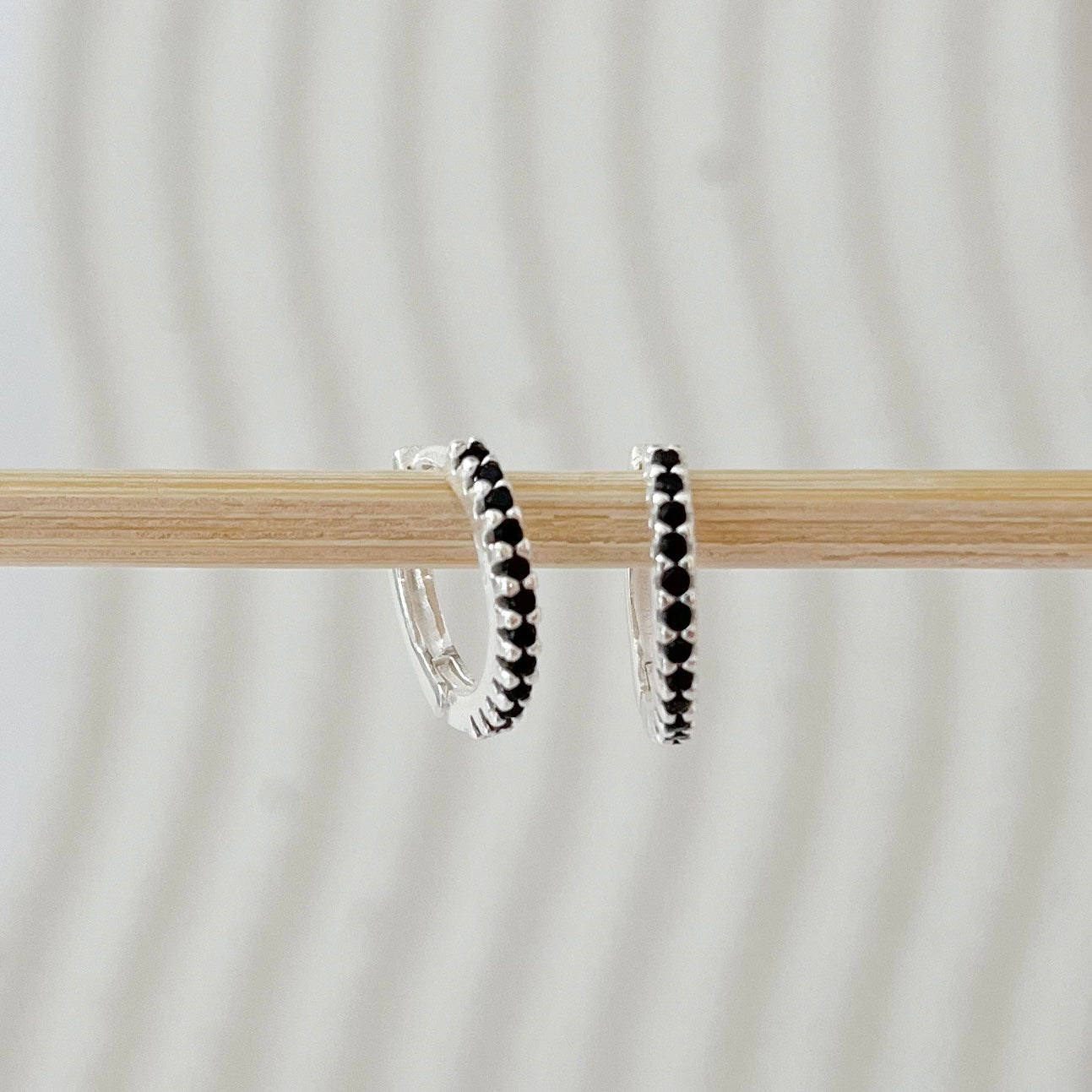 Brinco de Prata Mini Argola Cravejada Preta