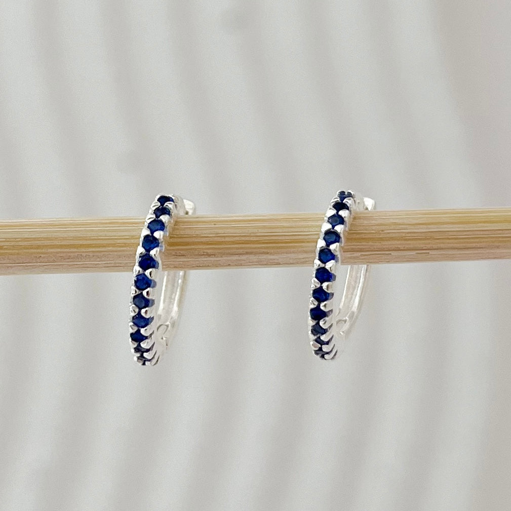 Brinco de Prata Mini Argola Cravejada Azul Marinho