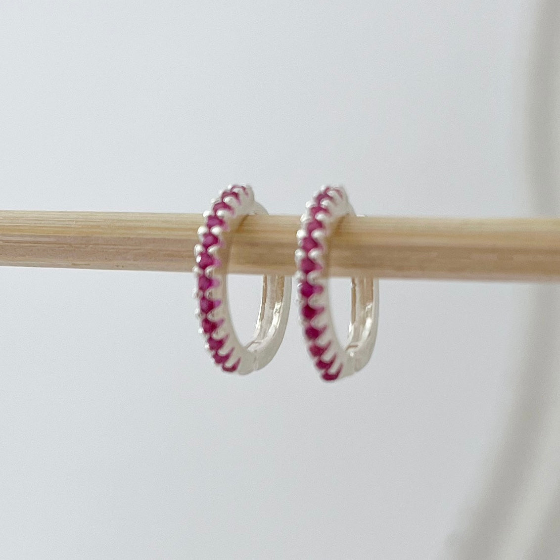 Brinco de Prata Mini Argola Cravejada Pink