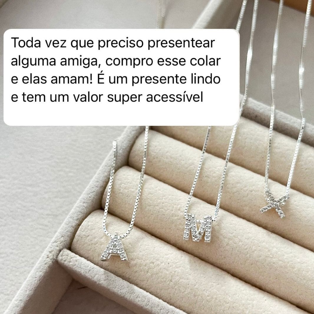 Colar de Letra Cravejada + PRESENTE: Brinco Ponto de Luz